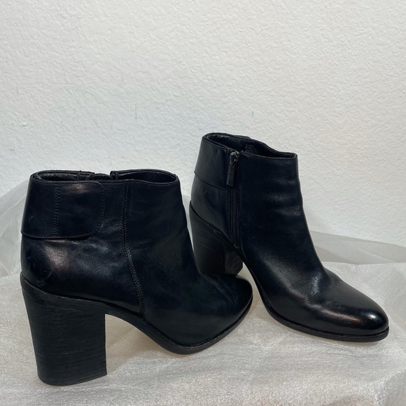 Vince Camuto black leather Debra side zipper ankle heeled boots - Picture 2 of 16